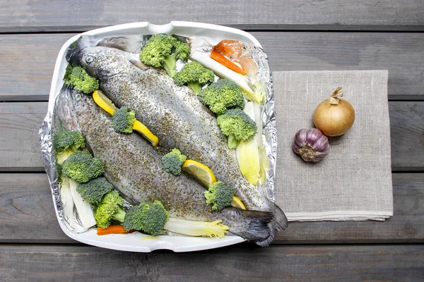 Dîner santé : truites et légumes. Table en bois, vue de dessus — Photo