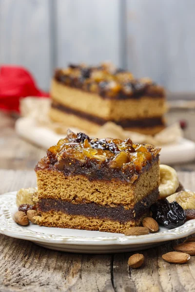 Delicioso bolo de gengibre de camada decorado com frutas secas — Fotografia de Stock