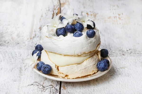 Merengue decorado con arándanos — Foto de Stock