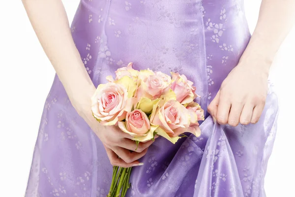 핑크 장미 꽃다발을 들고 보라색 드레스 신부 들러리 — 스톡 사진