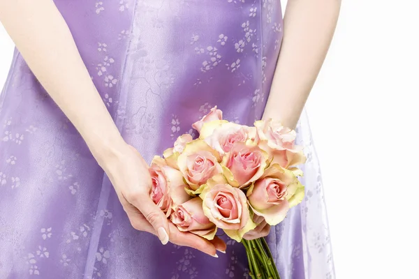 Dama de honra em vestido violeta segurando buquê de rosas rosa — Fotografia de Stock