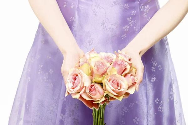 Bridesmaid in violet dress holding bouquet of pink roses — Stock Photo, Image