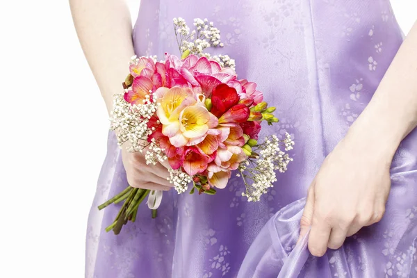 Hermosa mujer joven sosteniendo ramo de flores, aislado en wh — Foto de Stock