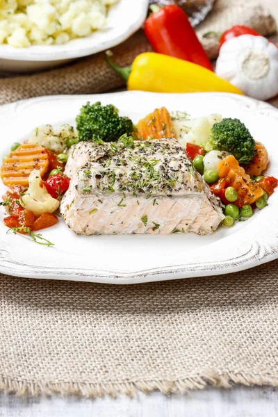 Salmone con erbe e verdure — Foto Stock