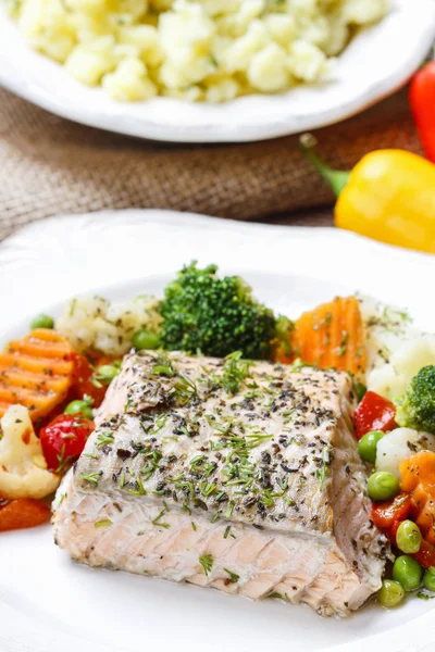 Salmon with herbs and vegetables — Stock Photo, Image