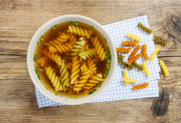 Tigela de sopa de frango com macarrão na mesa de madeira — Fotografia de Stock