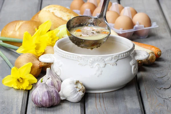 A sopa de centeio azedo feito de farinha de centeio azedo e carne (geralmente boi — Fotografia de Stock