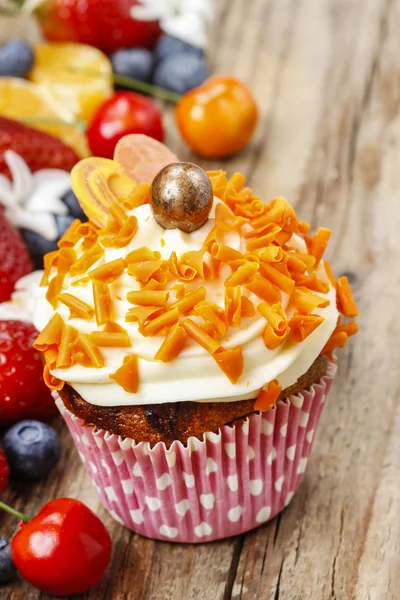 Schöne Cupcakes mit Orangenstreuern dekoriert — Stockfoto