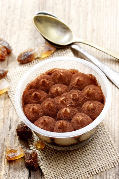 Sobremesa Tiramisu em mesa de madeira. Confeitaria italiana — Fotografia de Stock