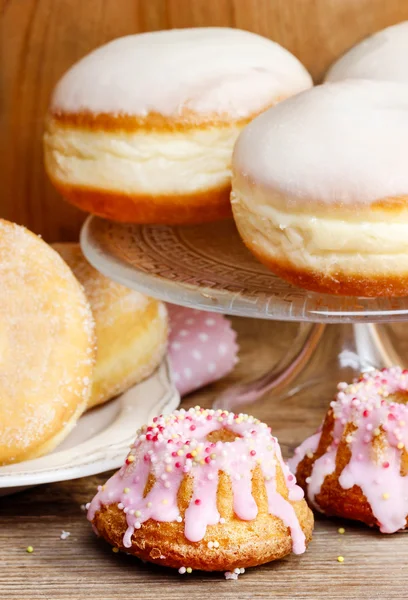 Pastel de levadura de Pascua y rosquillas en mesa de madera. Receta tradicional — Foto de Stock