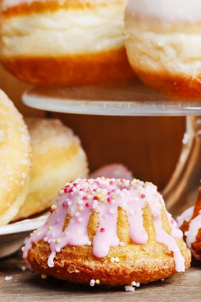 Gâteau de levure de Pâques et beignets sur table en bois. Recette traditionnelle — Photo