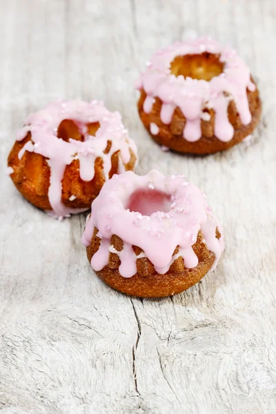 Традиционный пасхальный пирог, украшенный розовой глазурью — стоковое фото