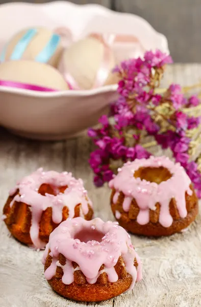 Pastel de levadura tradicional de Pascua decorado con glaseado rosa —  Fotos de Stock