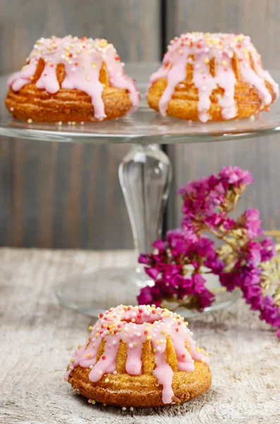 Traditionell påsk jäst tårta dekorerad med rosa glasyr — Stockfoto