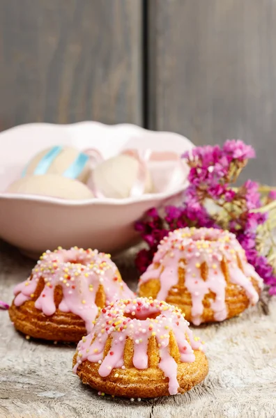 Pastel de levadura tradicional de Pascua decorado con glaseado rosa —  Fotos de Stock