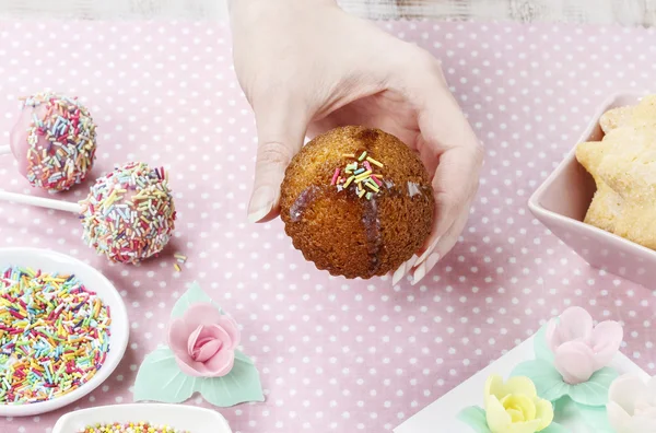 Mulher decoração muffins — Fotografia de Stock
