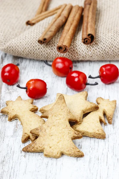 Perník cookie na dřevěný stůl. tradiční vánoční recip — Stock fotografie