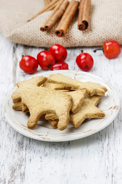 Biscoitos de gengibre na mesa de madeira. Recipiente de Natal tradicional — Fotografia de Stock