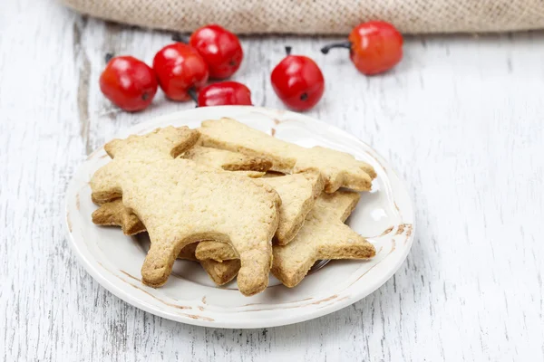 Biscoitos de gengibre na mesa de madeira. Recipiente de Natal tradicional — Fotografia de Stock