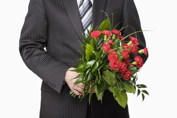 赤いカーネーションの花束を持って男 — ストック写真