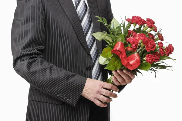 Homme tenant un bouquet d'œillets rouges — Photo