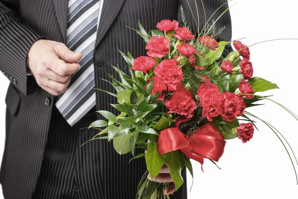 男子手持红色的康乃馨花束 — 图库照片