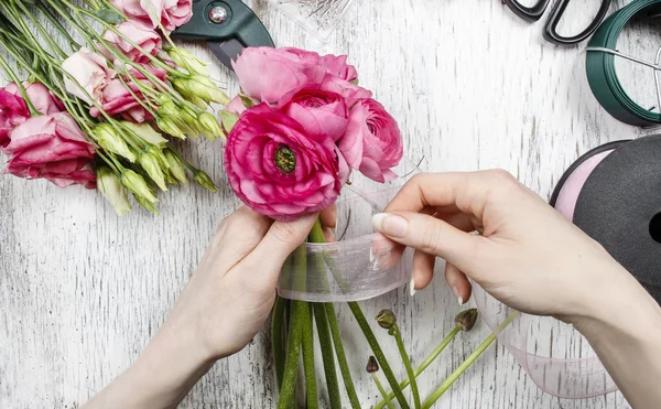 Květinářství v práci. žena dělat krásnou kytici růžových perských — Stock fotografie