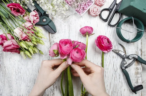 Florista no trabalho. Mulher fazendo belo buquê de persa rosa — Fotografia de Stock