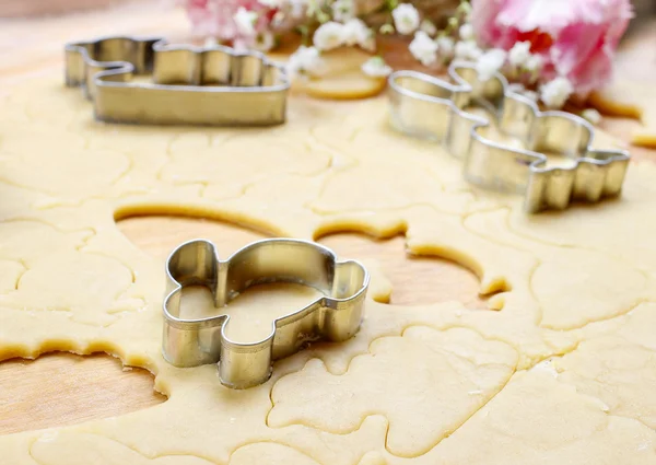 Preparing easter gingerbread cookies. Steps of making pastry. — Stock Photo, Image