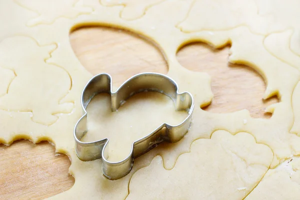 Preparando biscoitos de gengibre de Páscoa. Passos de fazer pastelaria . — Fotografia de Stock