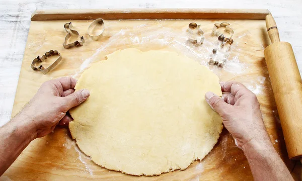 Preparando biscoitos de gengibre de Páscoa. Passos de fazer pastelaria . — Fotografia de Stock