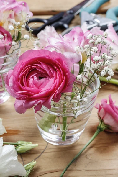 Local de trabalho florista: bouquets minúsculos incompletos em vasos de vidro. Passo — Fotografia de Stock