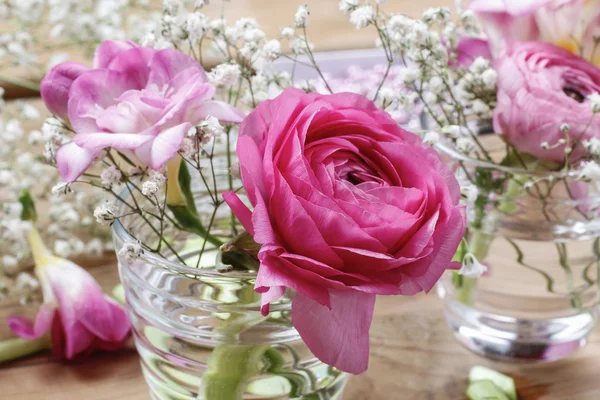 Local de trabalho florista: bouquets minúsculos incompletos em vasos de vidro. Passo — Fotografia de Stock