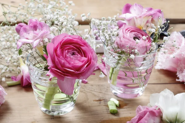 Florist workplace: incomplete tiny bouquets in glass vases. Step — Stock Photo, Image