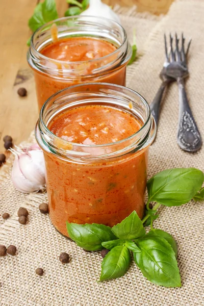 Zwei Gläser Tomatensauce (Bolognese-Sauce) auf Holztisch — Stockfoto