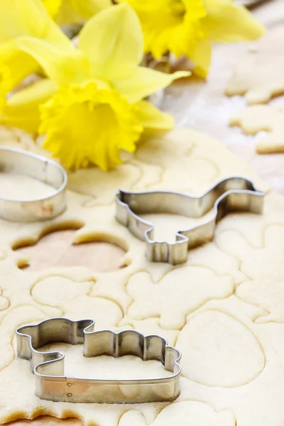 Preparando biscoitos de gengibre de Páscoa. Passos de fazer pastelaria . — Fotografia de Stock