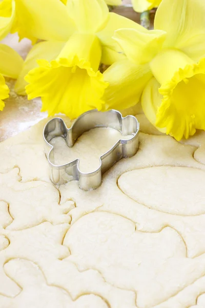 Voorbereiding van Pasen peperkoek cookies. stappen van het maken van gebakje. — Stockfoto