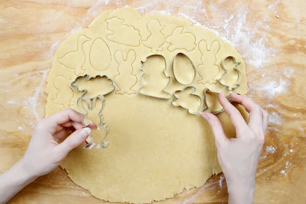 Preparando galletas de pan de jengibre de Pascua. Pasos para hacer pastelería . — Foto de Stock