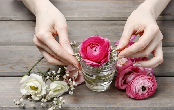 Donna che fa decorazioni floreali per matrimoni. Piccolo mazzo di bellezze — Foto Stock