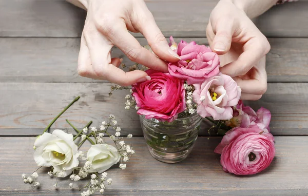 Donna che fa decorazioni floreali per matrimoni. Piccolo mazzo di bellezze — Foto Stock