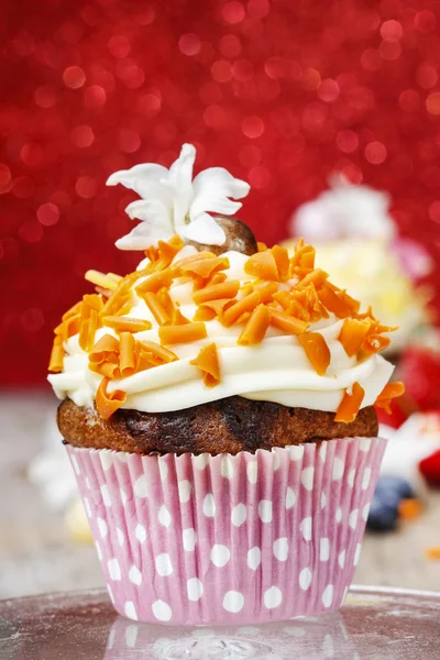 Schöne Cupcake mit orangefarbenen Streusel verziert — Stockfoto