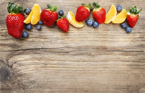 Deliziosi frutti su sfondo di legno. Vista dall'alto, copia spazio — Foto Stock