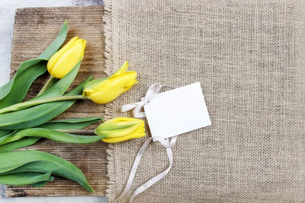 Schöne gelbe Tulpen auf hölzernem Hintergrund. Draufsicht, Copy Spa — Stockfoto