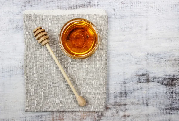 Bowl of honey on wooden table. Symbol of healthy living and natu — Stock Photo, Image