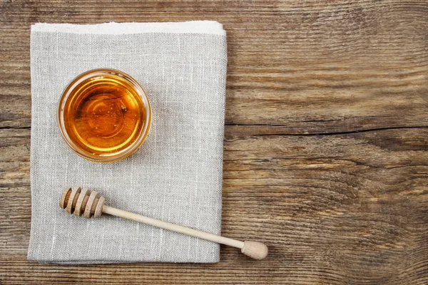 Skål med honung på träbord. symbol för sund livsstil och natu — Stockfoto