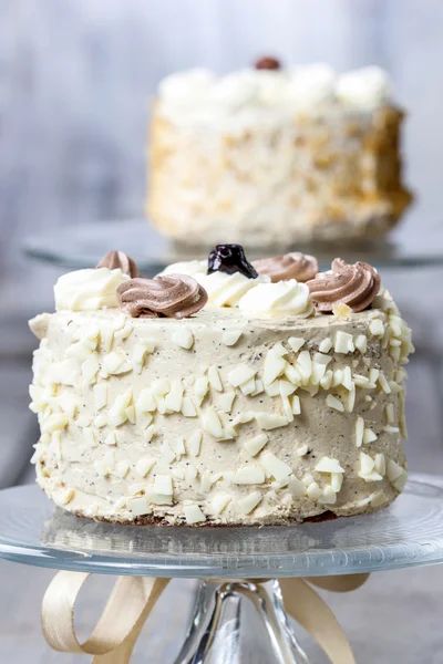 Vanilla wedding cake on cake stand — Stock Photo, Image