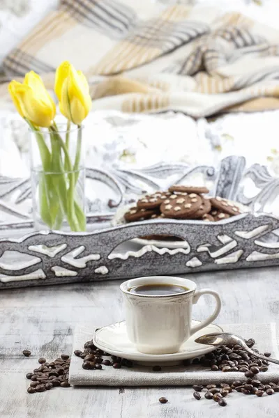 Tempo di rilassarsi: tazza di caffè sul tavolo di legno — Foto Stock