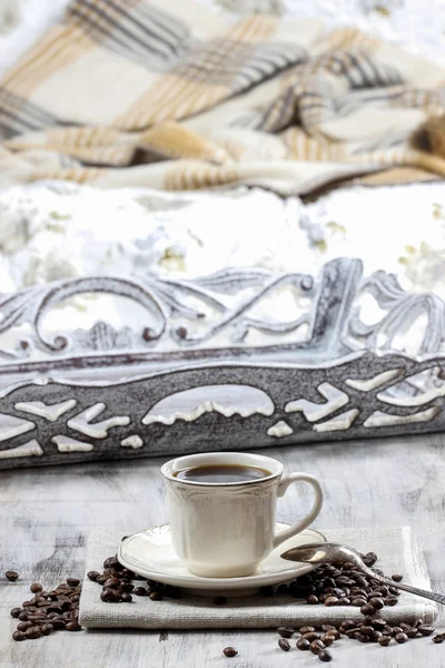 Tiempo para relajarse: taza de café en la mesa de madera —  Fotos de Stock