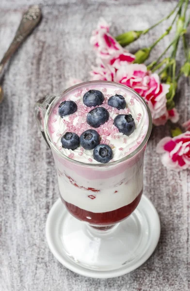Joghurt-Dessert mit Sommerfrüchten: Erdbeeren, Himbeeren und — Stockfoto