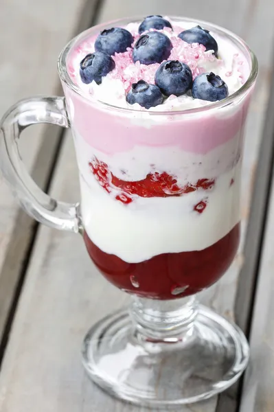 Joghurt-Dessert mit Sommerfrüchten: Erdbeeren, Himbeeren und — Stockfoto